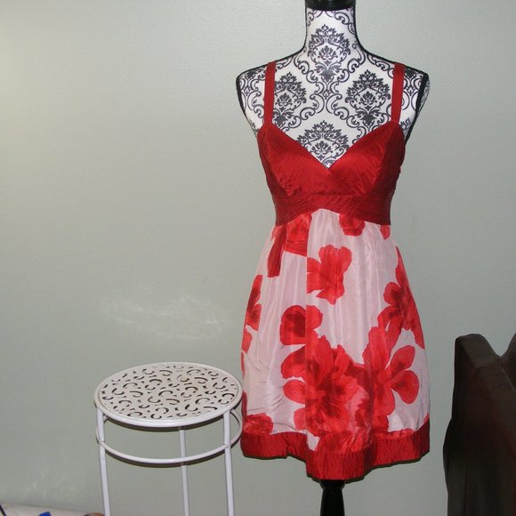 Guess Red and White Floral Dress Size 9 EUC - Picture 2 of 8